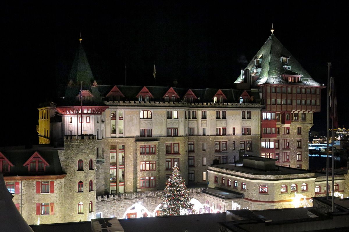 Badrutt's Palace Hotel in St. Moritz, beleuchtet am Abend