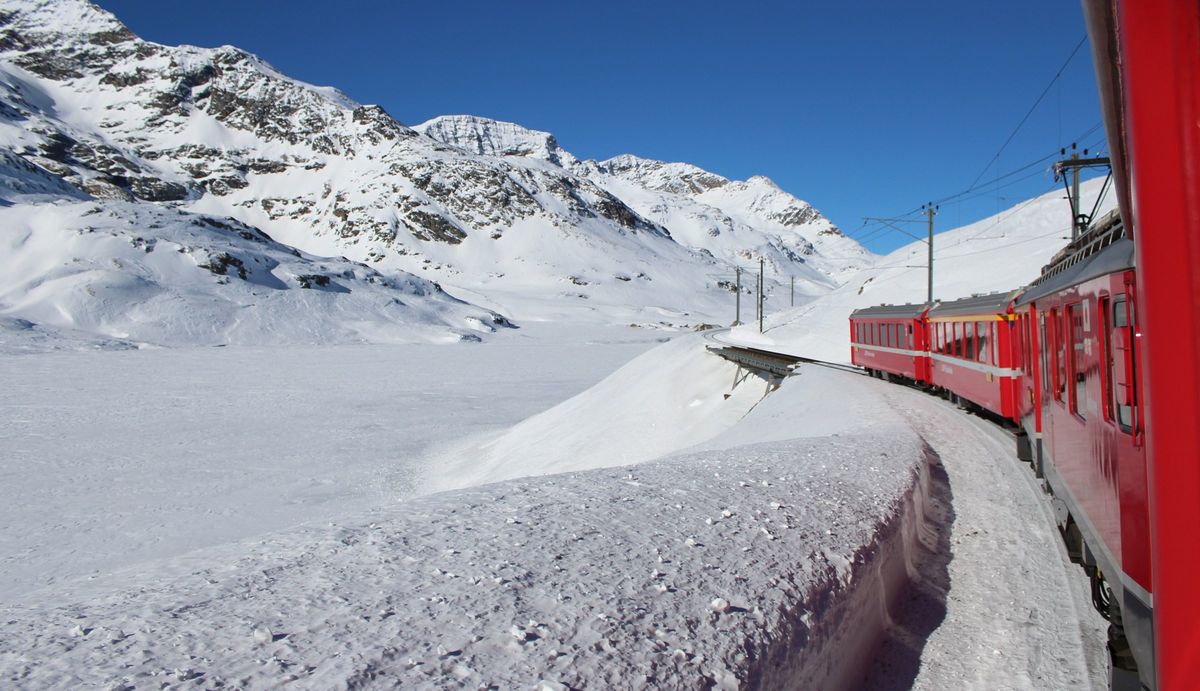 Zug der Rhätischen Bahn auf der Berninalinie im Winter