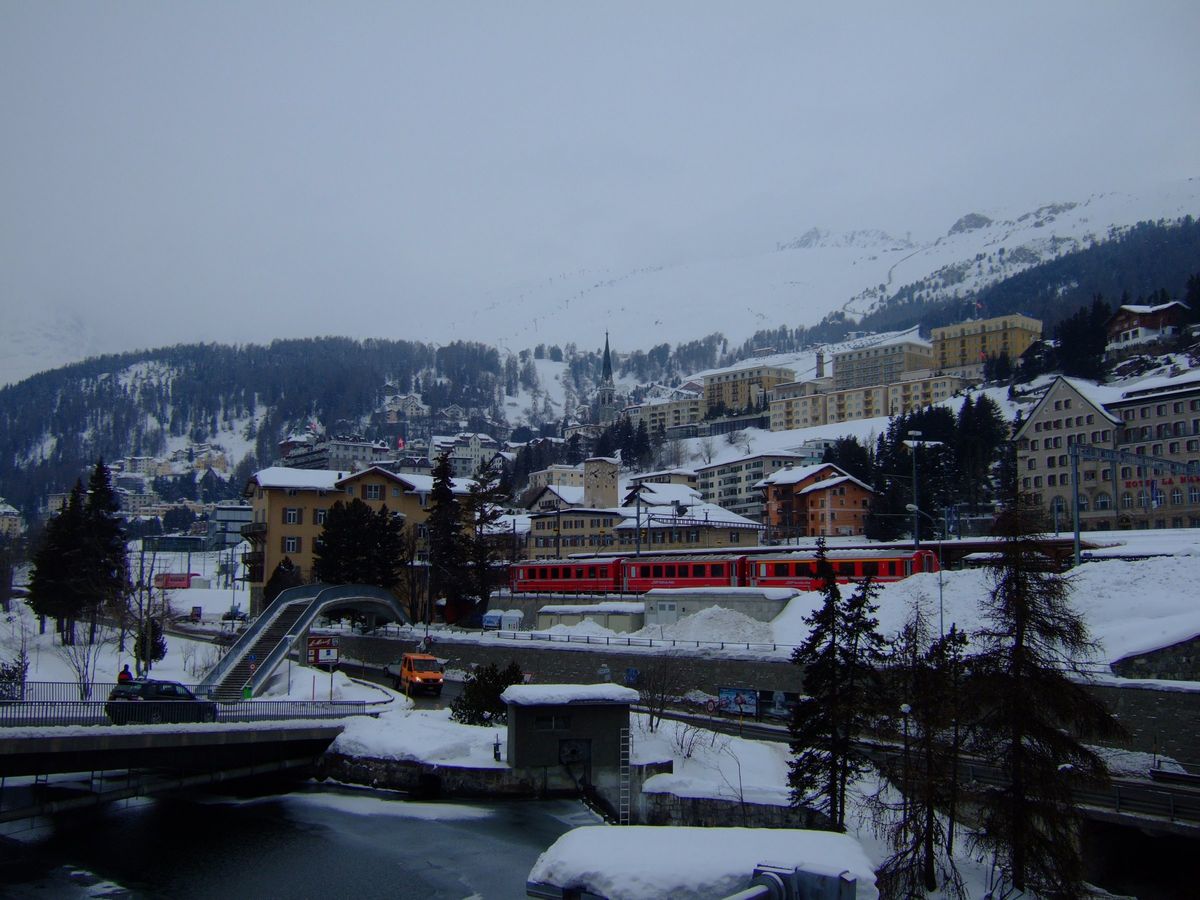 Zug der Rhätischen Bahn in St. Moritz im Winter