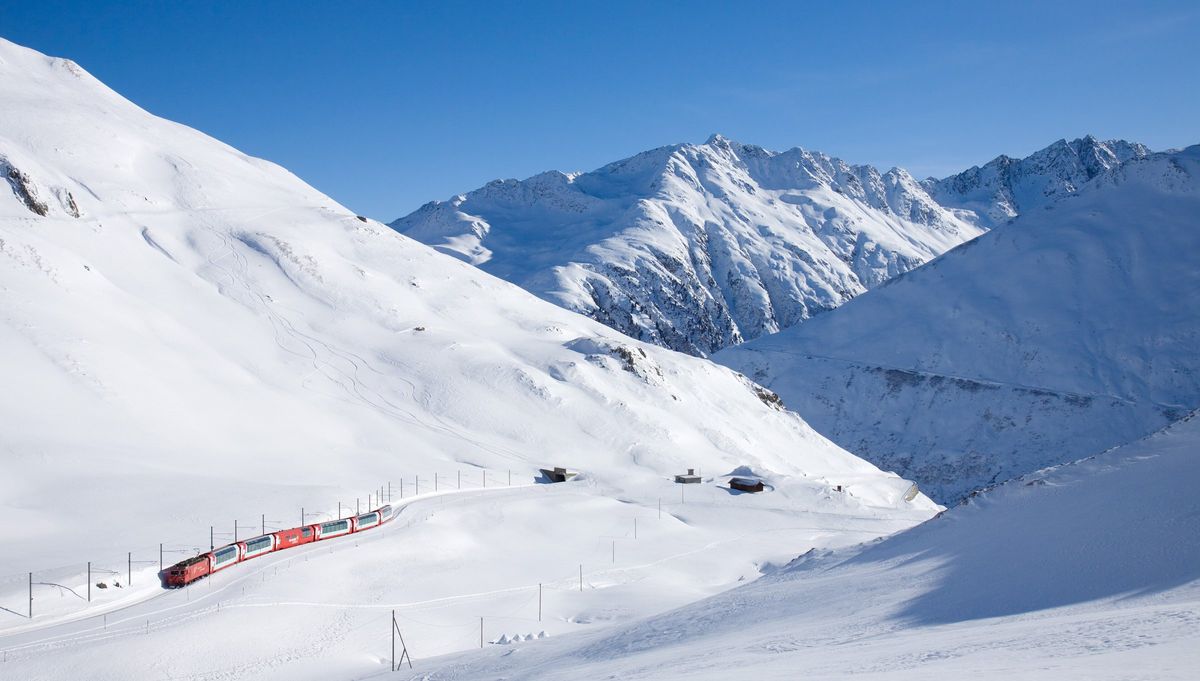 Glacier Express im Schnee am Oberalppass