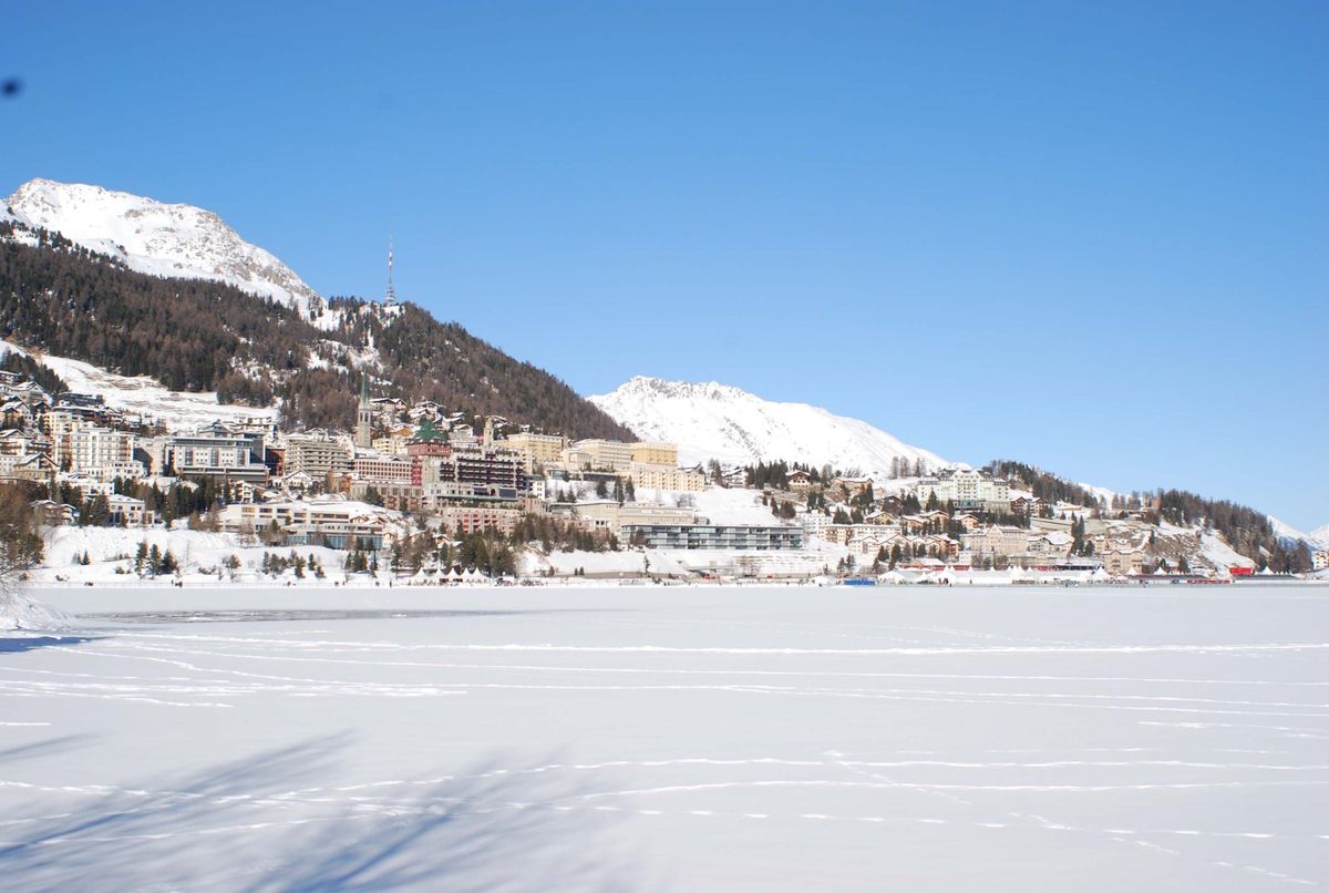St. Moritz Dorf über dem zugefrorenen See