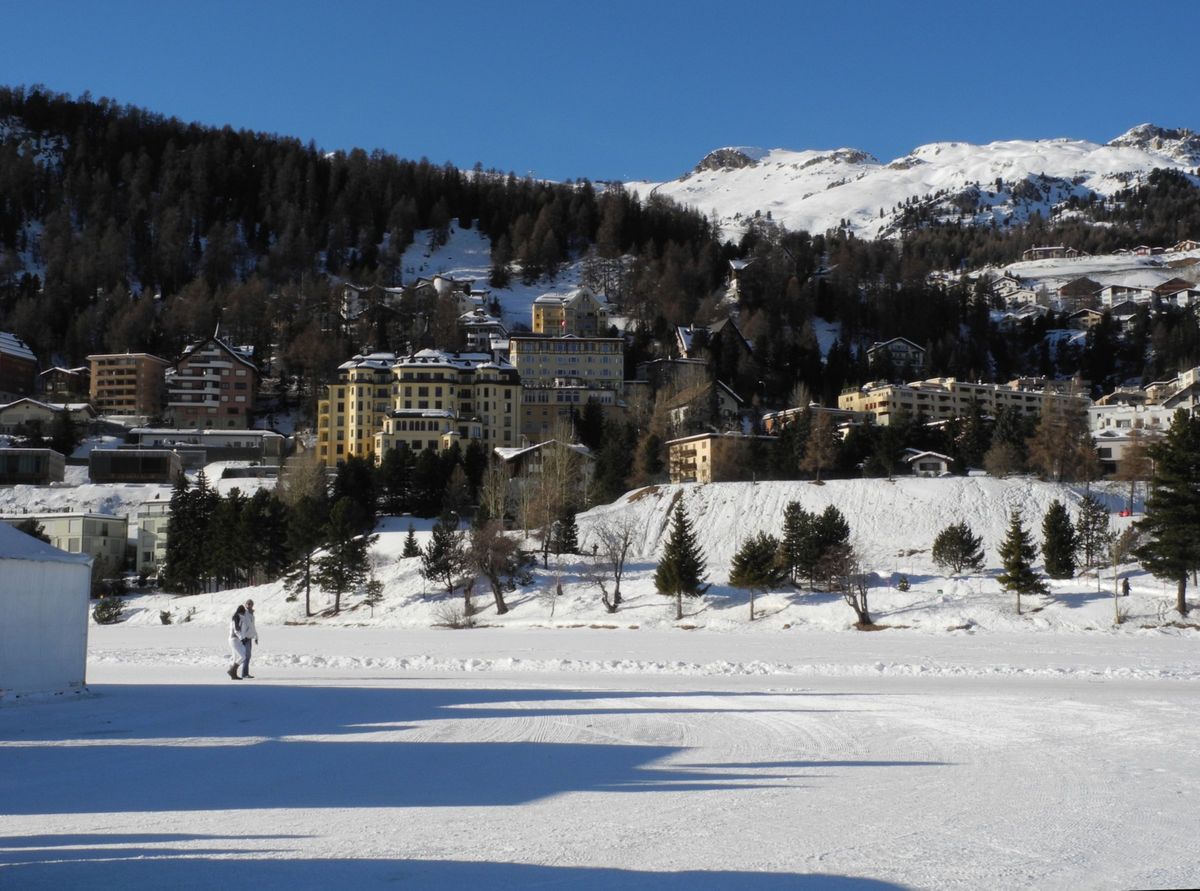 Zugefrorener St. Moritzersee mit dem Dorf im Hintergrund