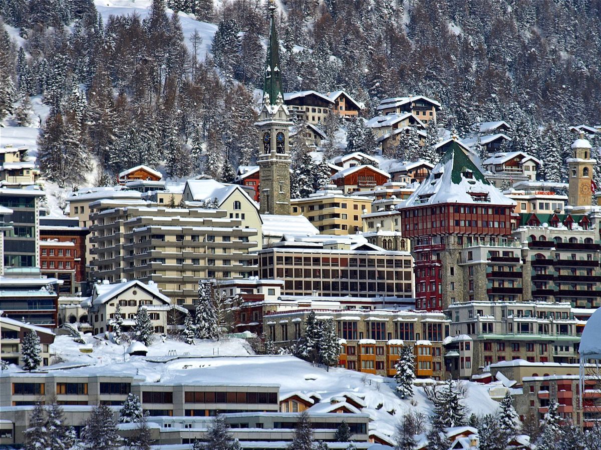 Verschneites St. Moritz Dorf mit Hotels und Häusern am Hang
