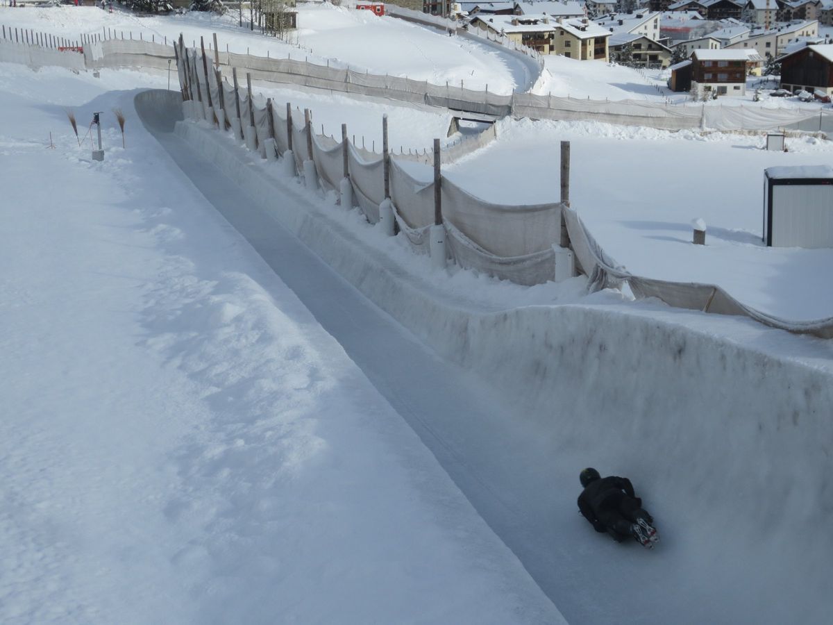 Fahrer auf dem Cresta Run zwischen St. Moritz und Celerina