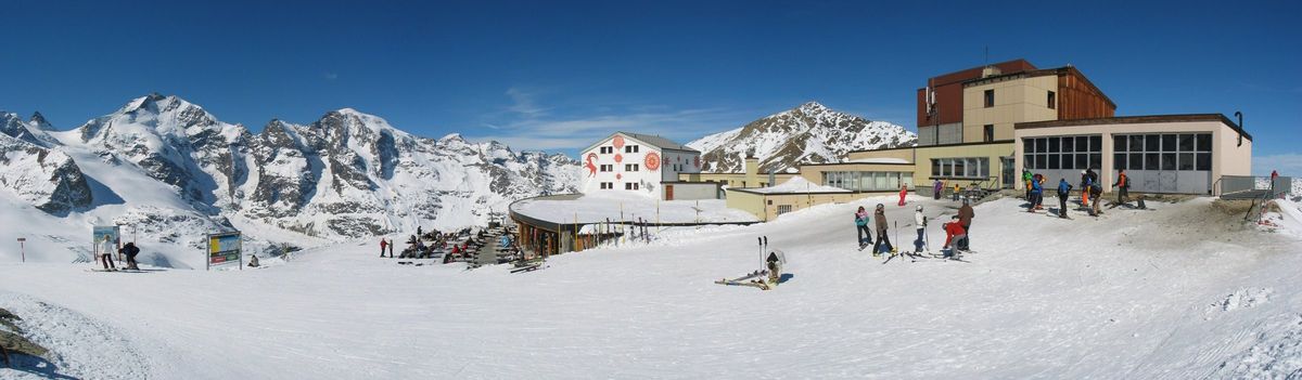 Bergstation Diavolezza mit Blick auf die Berninagruppe