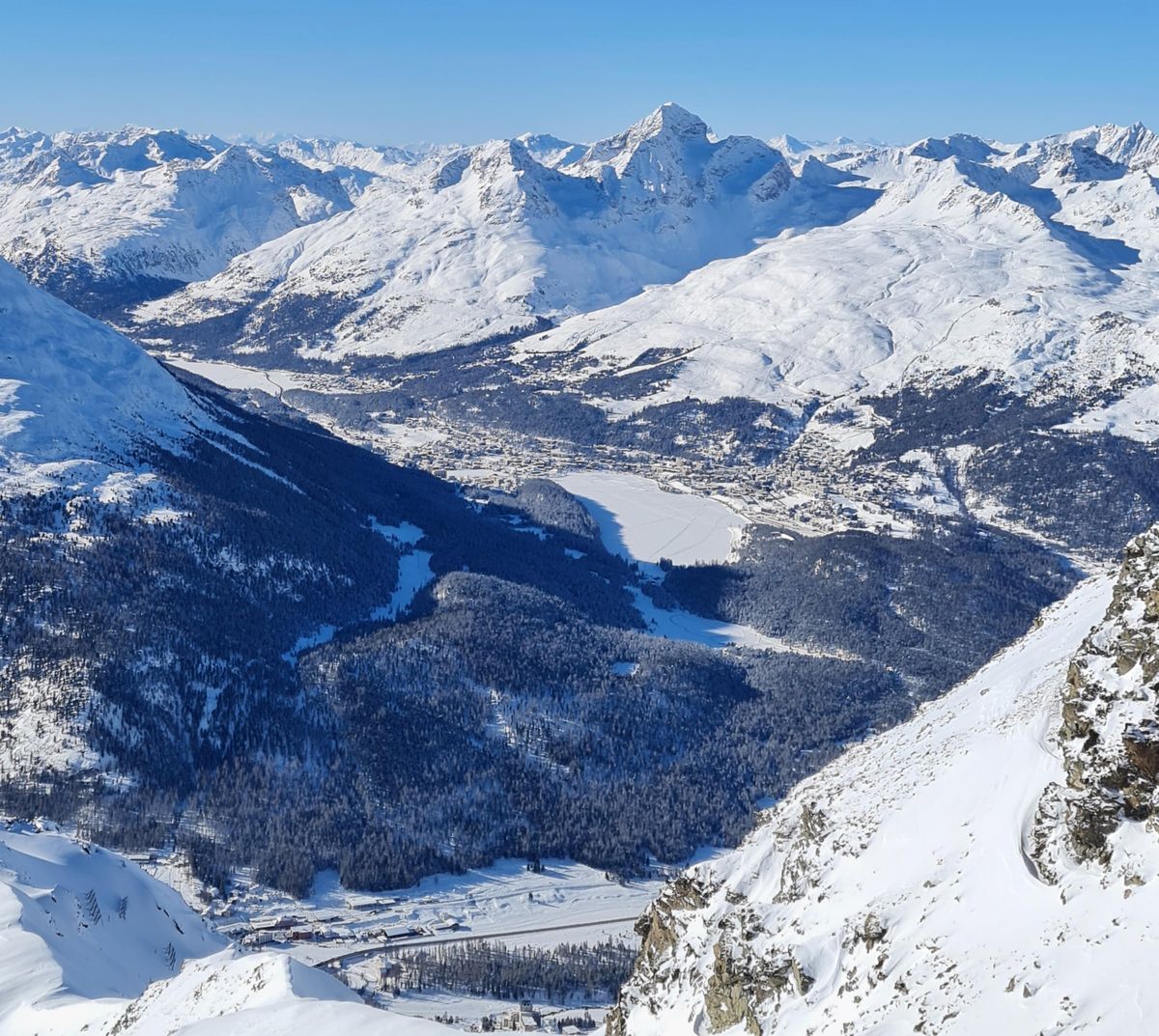 Das verschneite Oberengadin mit St. Moritz und den Seen, gesehen vom Piz Muragl