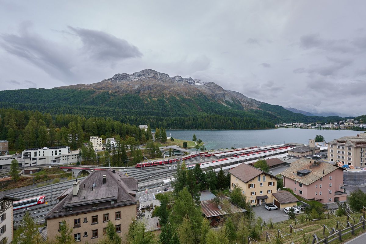 Bahnhof St. Moritz mit Blick über den See