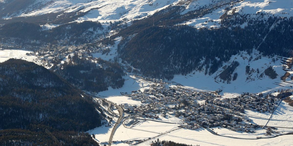 Winterblick von Muottas Muragl über das Oberengadin mit den zugefrorenen Seen