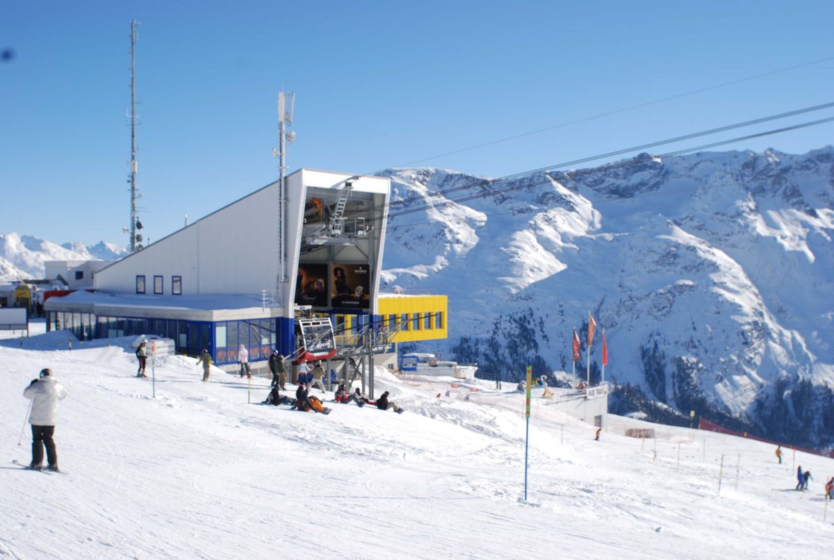 Bergstation Corviglia über St. Moritz im Winter