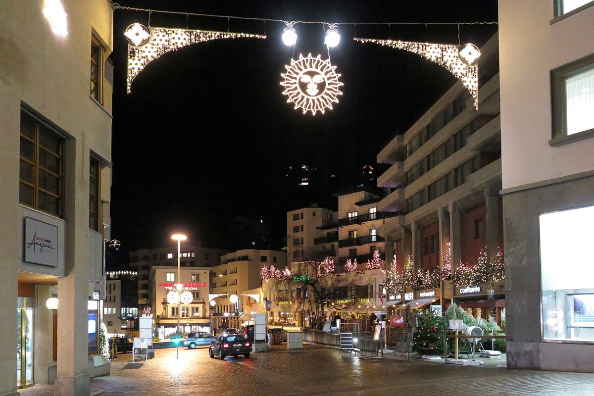 Weihnachtlich beleuchtetes Dorfzentrum von St. Moritz am Abend
